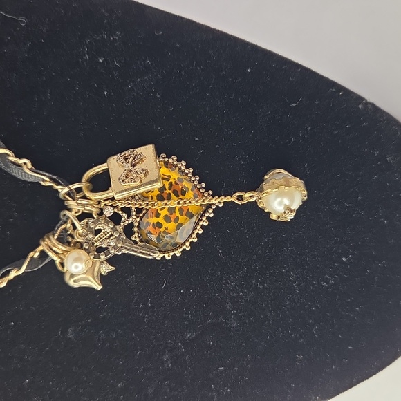 Betsey Johnson Amber Leopard Lucite Heart and Charms Black Ribbon Necklace 7" dr - Picture 2 of 4